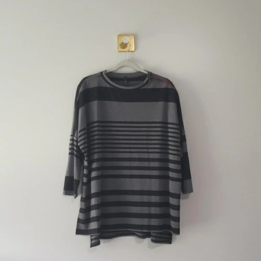 IC by Connie K Blouse Top Women Medium Jersey Knit Gray Black Red Zipper Casual